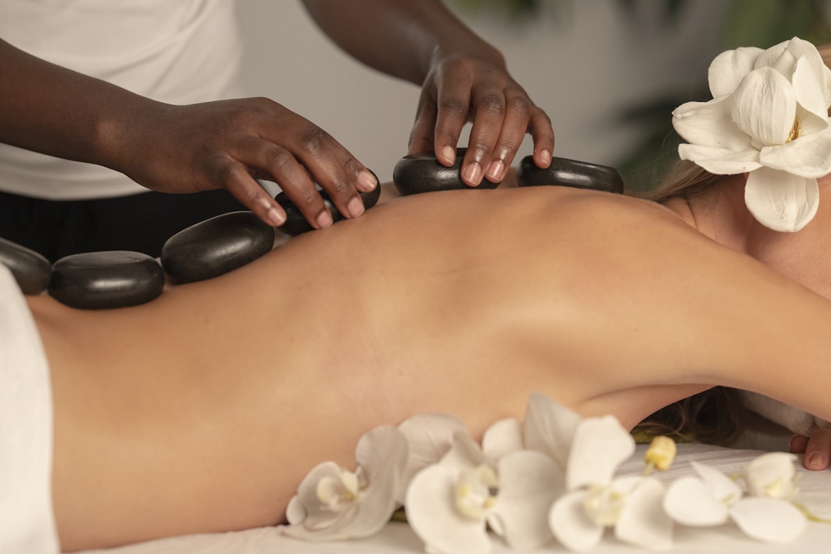 Rituale benessere con pietre calde in una SPA